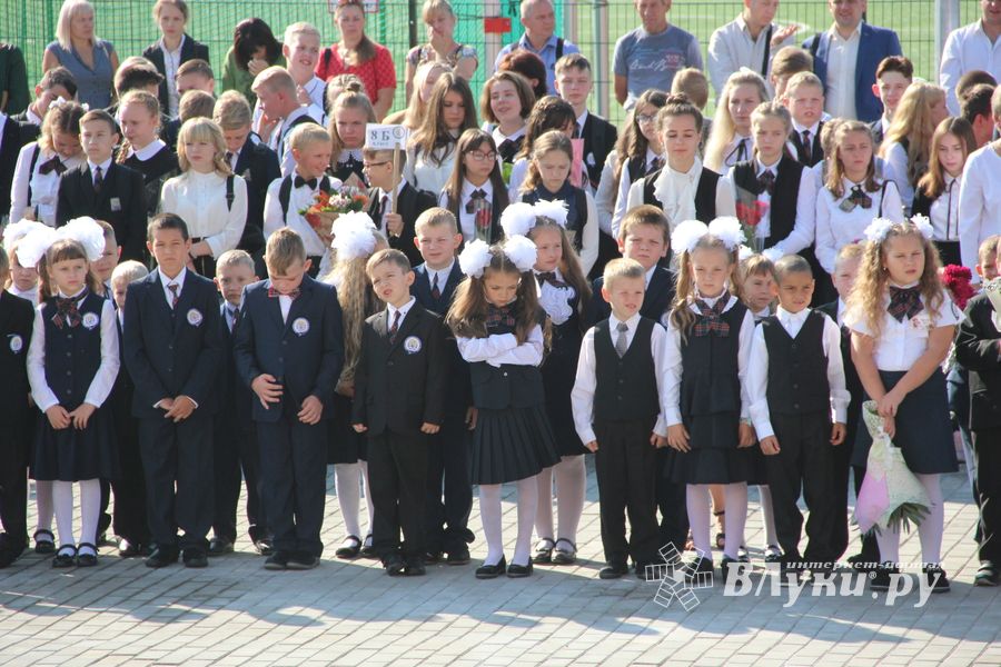 В Великих Луках торжественно встретили День знаний (ФОТО)