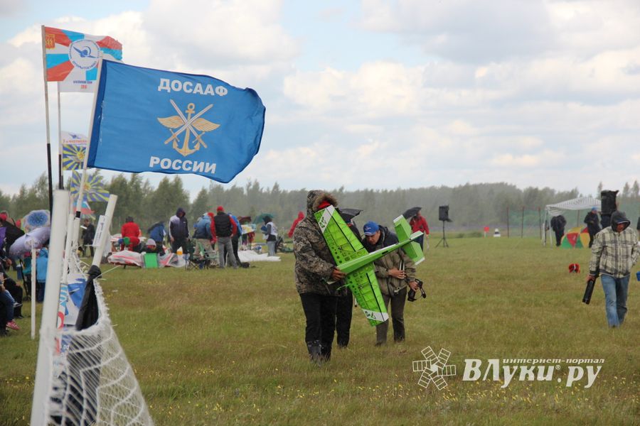 В Великих Луках проходит 7-й Фестиваль авиамодельного спорта (ФОТО)