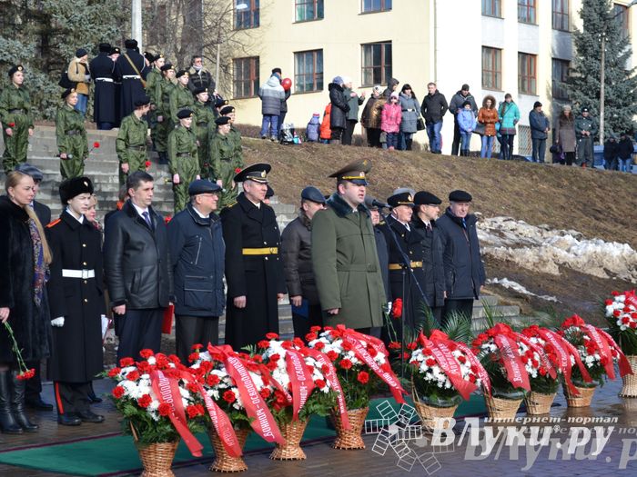 День защитника отечества в Великих Луках отметили памятным митингом и салютом