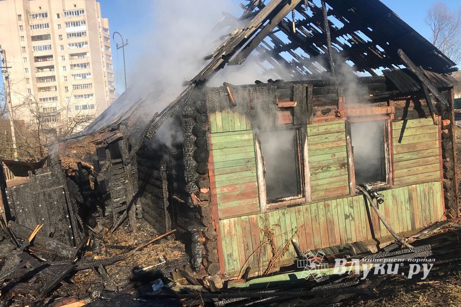В Великих Луках сгорел нежилой дом (ФОТО; ВИЛЕО)