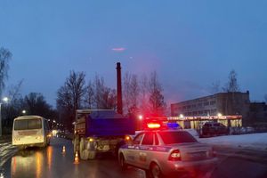 В Великих Луках столкнулись автобус и грузовик (ФОТО)