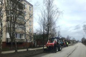 На улице Дьяконова чистят обочину дороги (ФОТО)