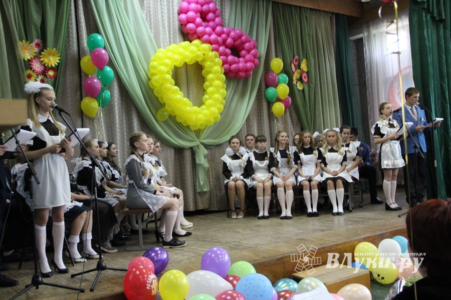 В Великих Луках прошли «Последние звонки» (ФОТО)