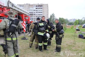 В Великих Луках прошли областные соревнования среди пожарных по спасению пострадавших