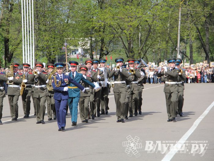 Парад Победы в Великих Луках (фото)