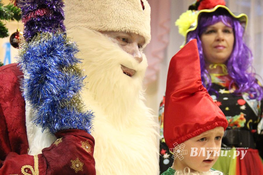 В детских садах Великих Лук проходят новогодние утренники (ФОТО)