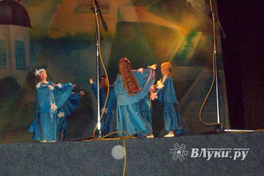 Великолукская школа № 2 торжественно подвела итоги года 