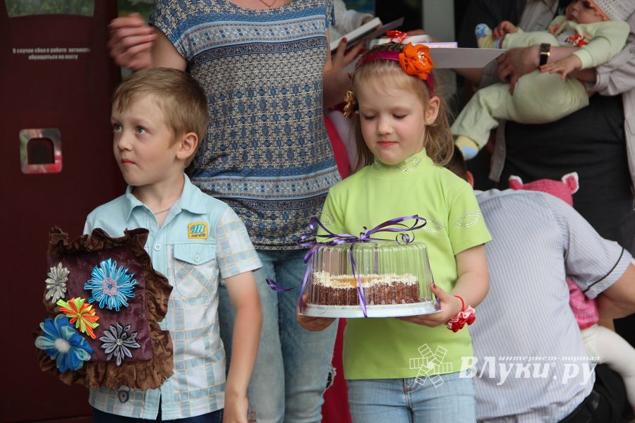 В Великих Луках чествовали близнецов (ФОТО)