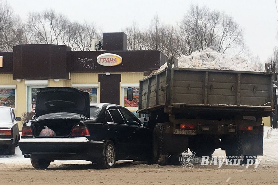 В Великих Луках БМВ «улетел» под грузовик со снегом