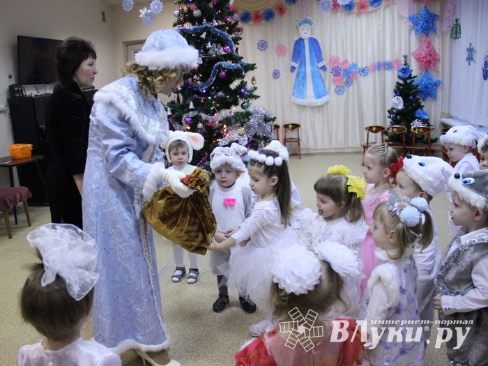 В детских садах Великих Лук полным ходом идут Новогодние  утренники