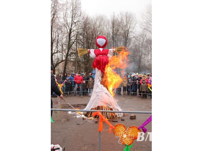 В Великих Луках сожгли Масленицу (фото)