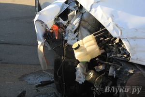 В Великих Луках столкнулись Мерседес и Мазда (фото)