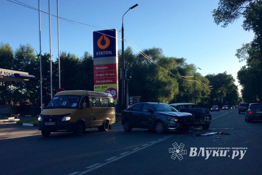 ДТП на Октябрьском в Великих Луках (ФОТО)