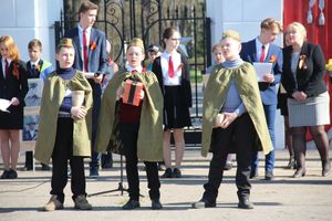 Ученики лицея №11 возложили цветы к могилам Братского кладбища (ФОТО)
