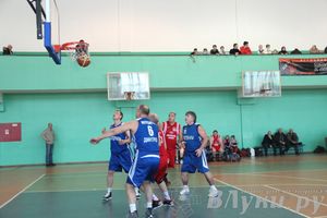 Баскетболисты Великих Лук сыграли со сборной Дмитрова