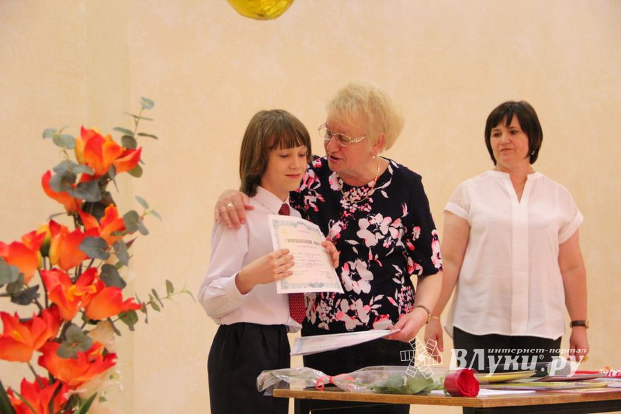 В школе №13 чествовали вчерашних учеников начальной школы (ФОТО)