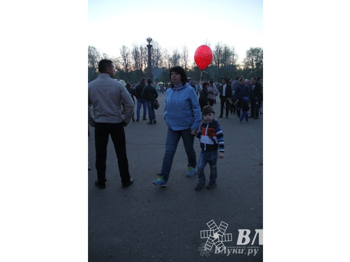 Праздничным концертом и салютом завершились празднования Дня Победы в Великих Луках (фото)