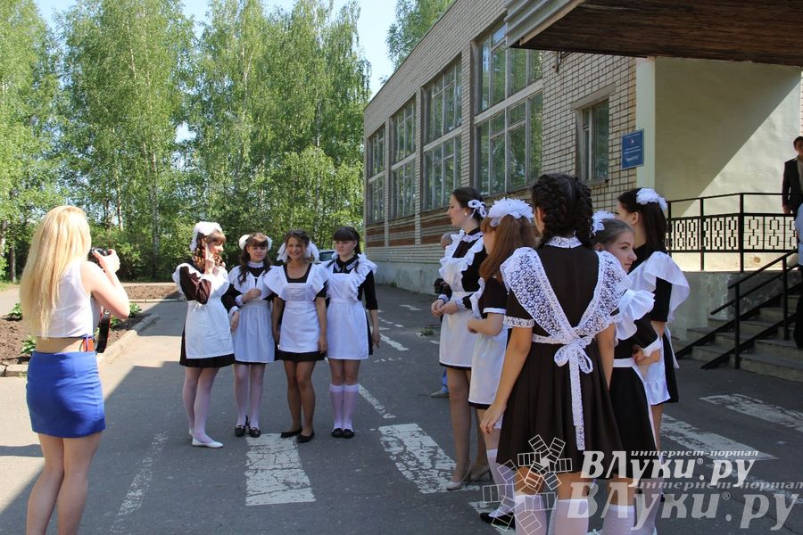 В Великих Луках прозвенели «Последние звонки»