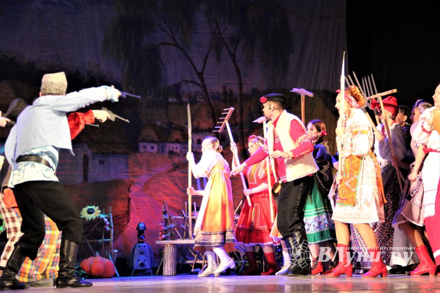 Кони стоят пьяные, хлопцы запряженные — в ГДК Ленина сыграли «Свадьбу в Малиновке» (ФОТО)