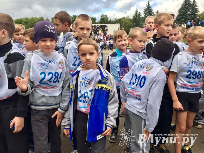 В Великих Луках стартовал Всероссийский день бега «Кросс нации-2017» (ФОТО)