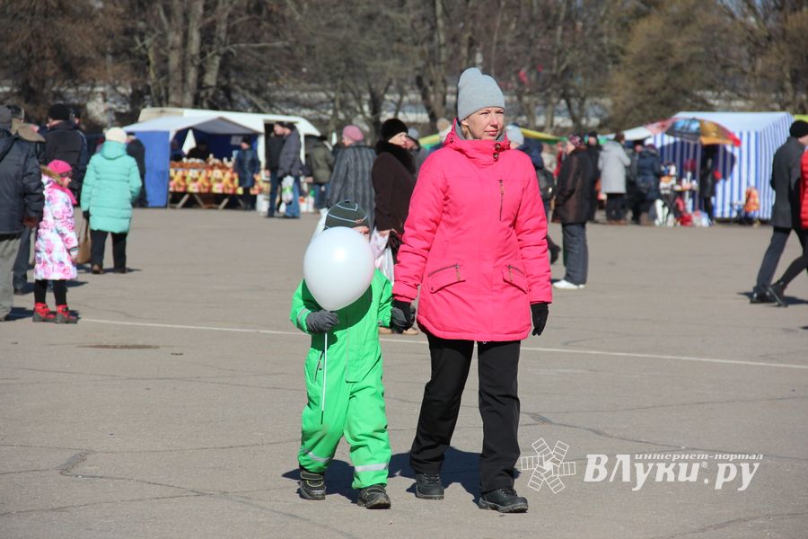 В Великих Луках празднуют День воссоединения Крыма с Россией (ФОТО)