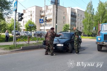 Фотофакт: из-за колеса образовалась пробка