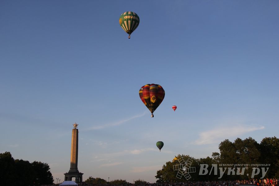В Великих Луках открылась Международная юбилейная встреча воздухоплавателей (фото)