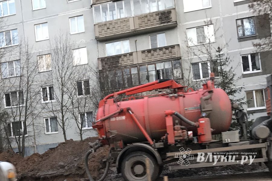 На улице Гражданской устраняют аварию в водоводе (ФОТО)