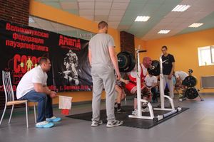 В Великих Луках прошел открытый городской турнир по пауэрлифтингу (фото)