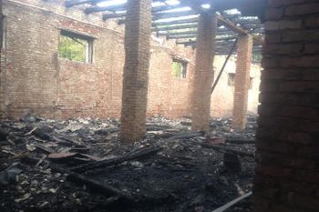 В Великих Луках сгорел склад железнодорожной компании (фото)