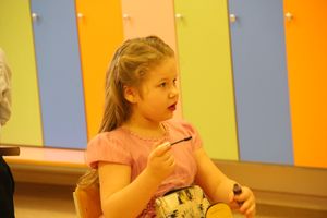 Великолукские школьники поздравили мам и учительниц (ФОТО)