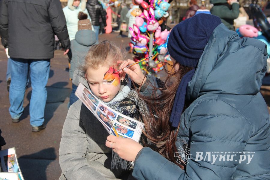 В Великих Луках широко отметили Масленицу (ФОТО)
