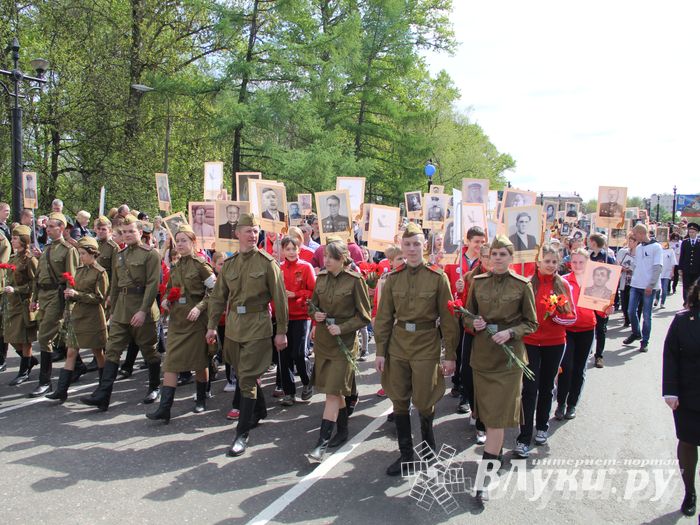 Парад Победы в Великих Луках (фото)