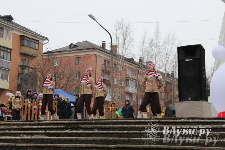 В Великих Луках состоялись проводы Широкой Масленицы — 2015 (фото)