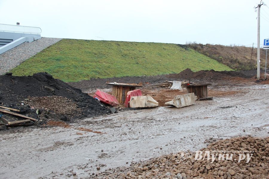 На строительстве путепровода грузовик чуть не ушел под землю