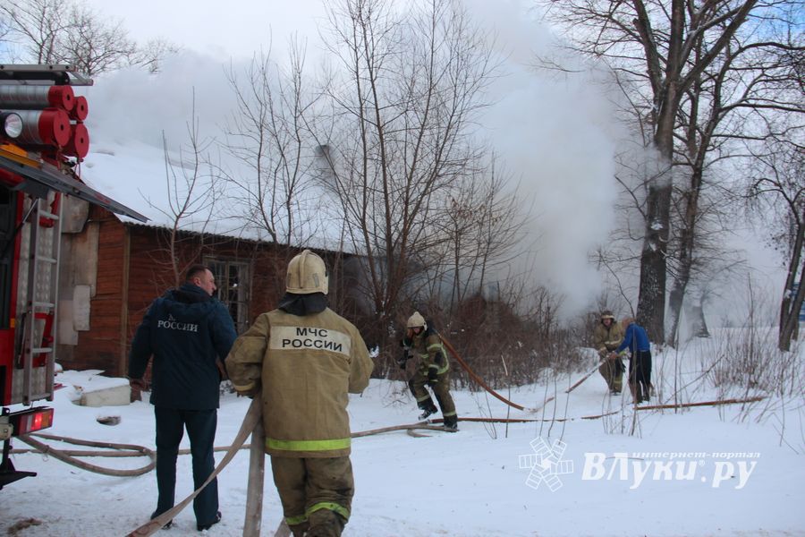 В Великих Луках горел жилой барак (ФОТО)