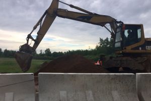 Пробка на трассе М9 на выезде из Великих Лук (ФОТО)