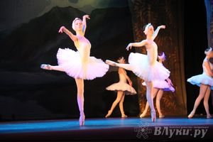 Московский театр «Корона Русского Балета» представил великолучанам балет «Лебединое озеро»
