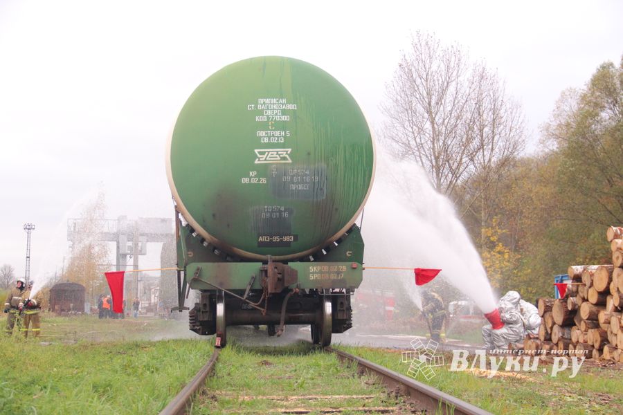 В Великих Луках тушили поезд (ФОТО)