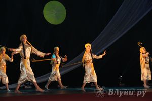 В ДК ЛК прошел музыкально-танцевальный спектакль «Босиком по млечному пути» (фото)