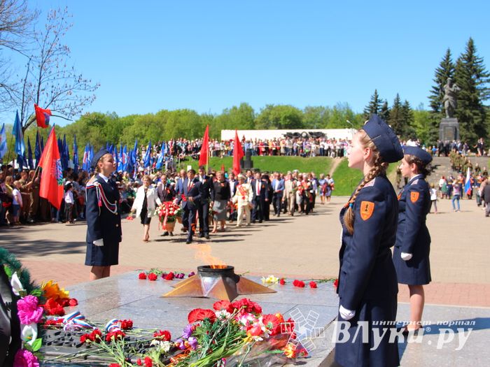 По центральному проспекту Великих Лук прошёл  «Бессмертный полк» (0+) (ФОТО)