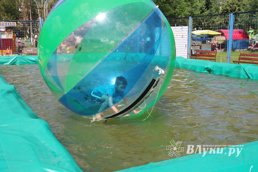 В городском парке Великих Лук прошёл День мороженого