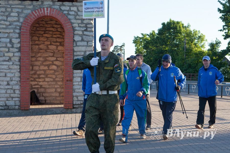 В День России Андрей Турчак принял участие в Марше Мира Воздушно-десантных войск (фото)