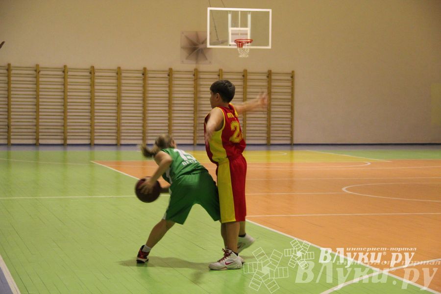 Интересный баскетбольный матч прошел в Великих Луках (фото)