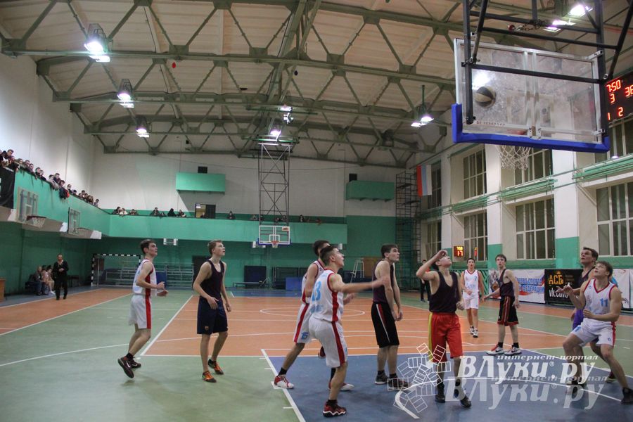В Великих Луках прошли финальные игры муниципального этапа «КЭС-Баскет» (фото)