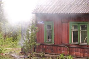 В Великих Луках пожарные тушат барак (ФОТО)