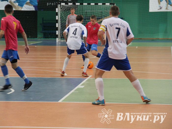 В Великих Луках продолжается Первенство города по мини-футболу (фото)