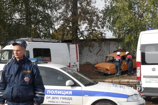 В Пскове прошла тренировка по реагированию пожарно-спасательных подразделений на ДТП (фото)