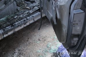 В Великих Луках подожгли автомобиль (фото)