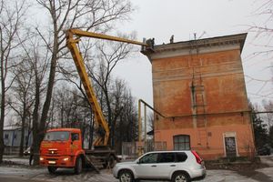 В жилом доме на улице Нелидовской начали ремонт крыши (ФОТО)